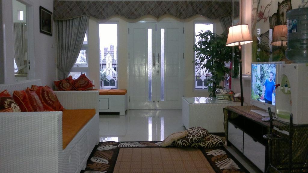 Griya Nelwan Guest House Malang Kültér fotó
